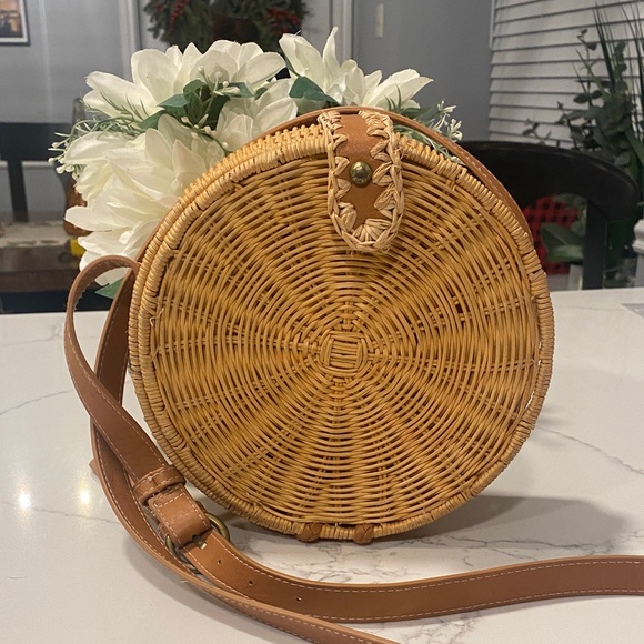 Universal Thread Handbags - Round Woven Tan Crossbody Bag